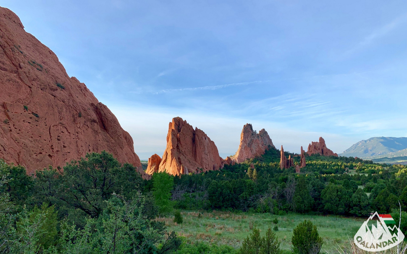 9. nap — Vörösen magasodó homokkő képződmények és Colorado fővárosa